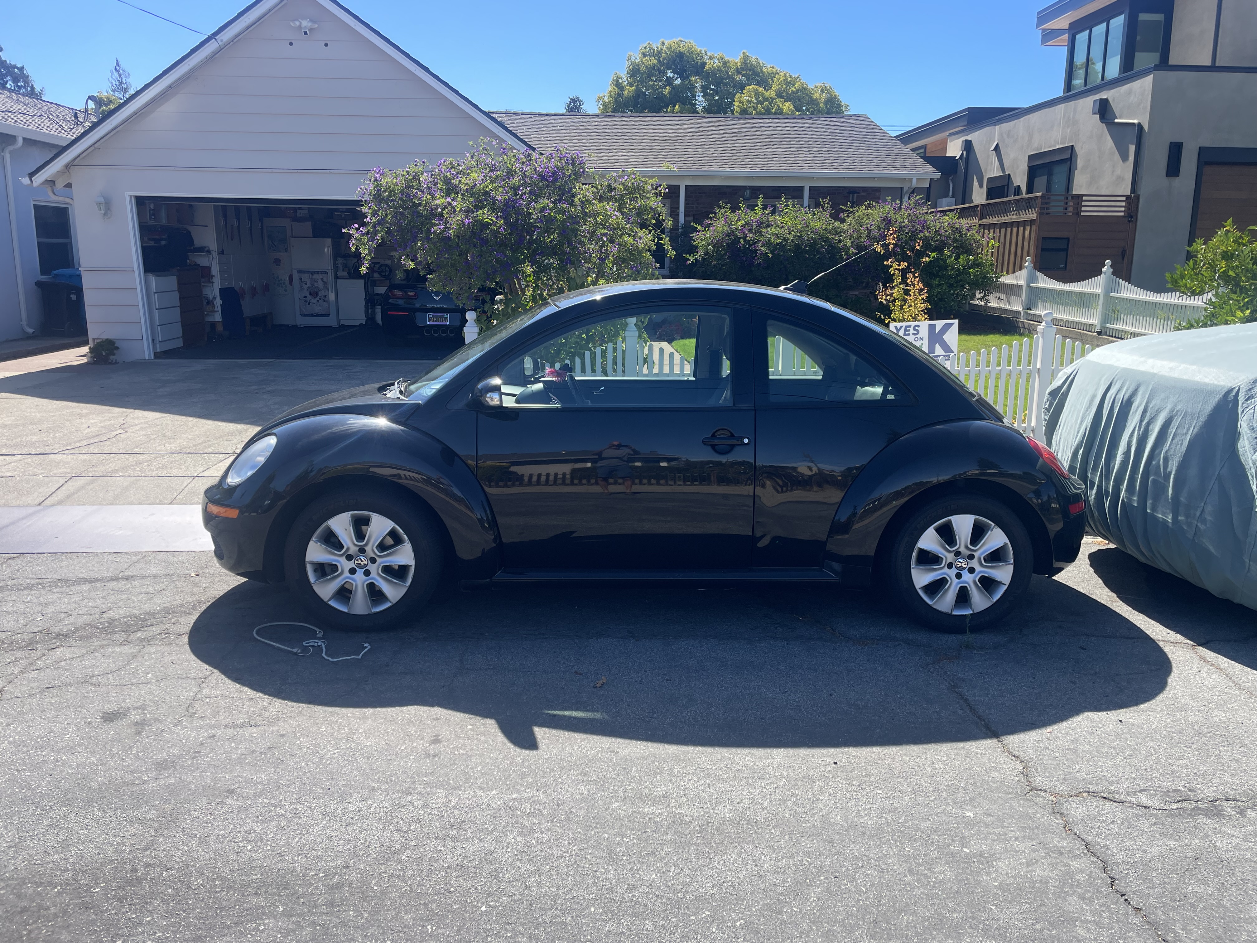 Used 2009 Volkswagen Beetle S FWD image 2