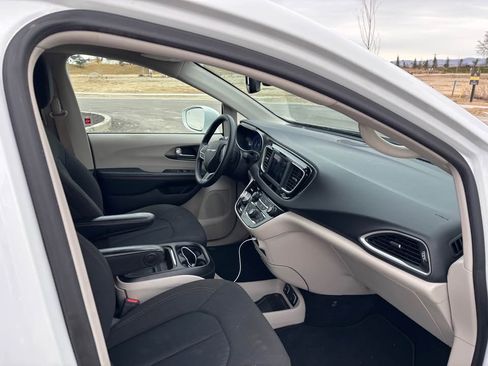 Used 2020 Chrysler Pacifica Touring image 10