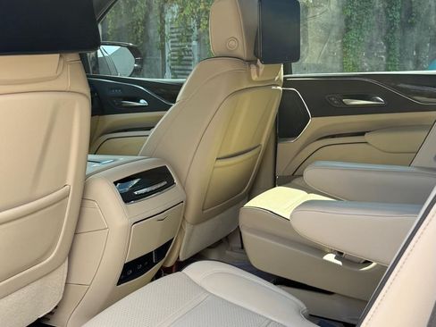 Used 2024 Cadillac Escalade Premium Luxury image 5