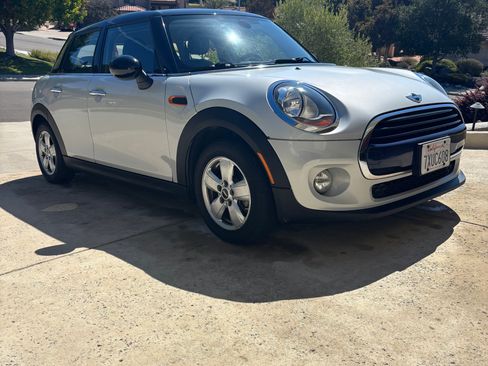 Used 2017 MINI Cooper 4-Door Hardtop FWD image 6