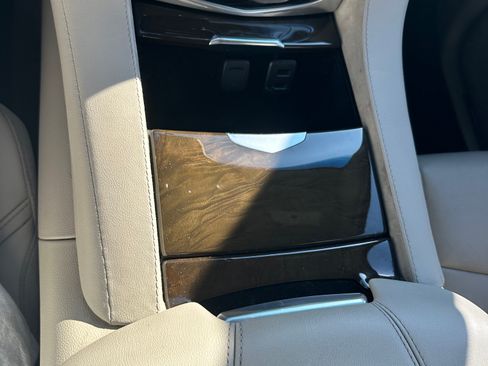 Used 2018 Cadillac Escalade Luxury RWD image 17