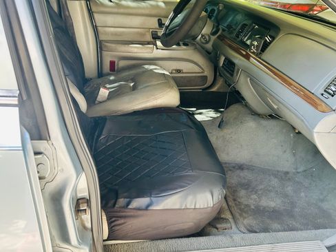 Used 2004 Ford Crown Victoria LX image 4