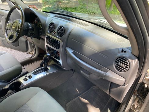 Used 2007 Jeep Liberty Limited AWD/4WD image 12