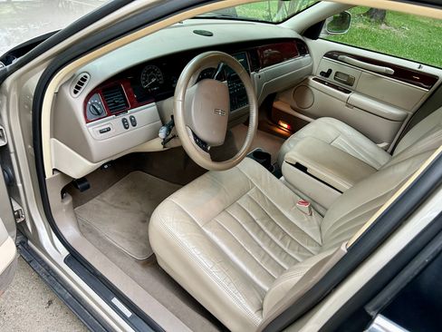Used 2005 Lincoln Town Car Signature RWD image 10