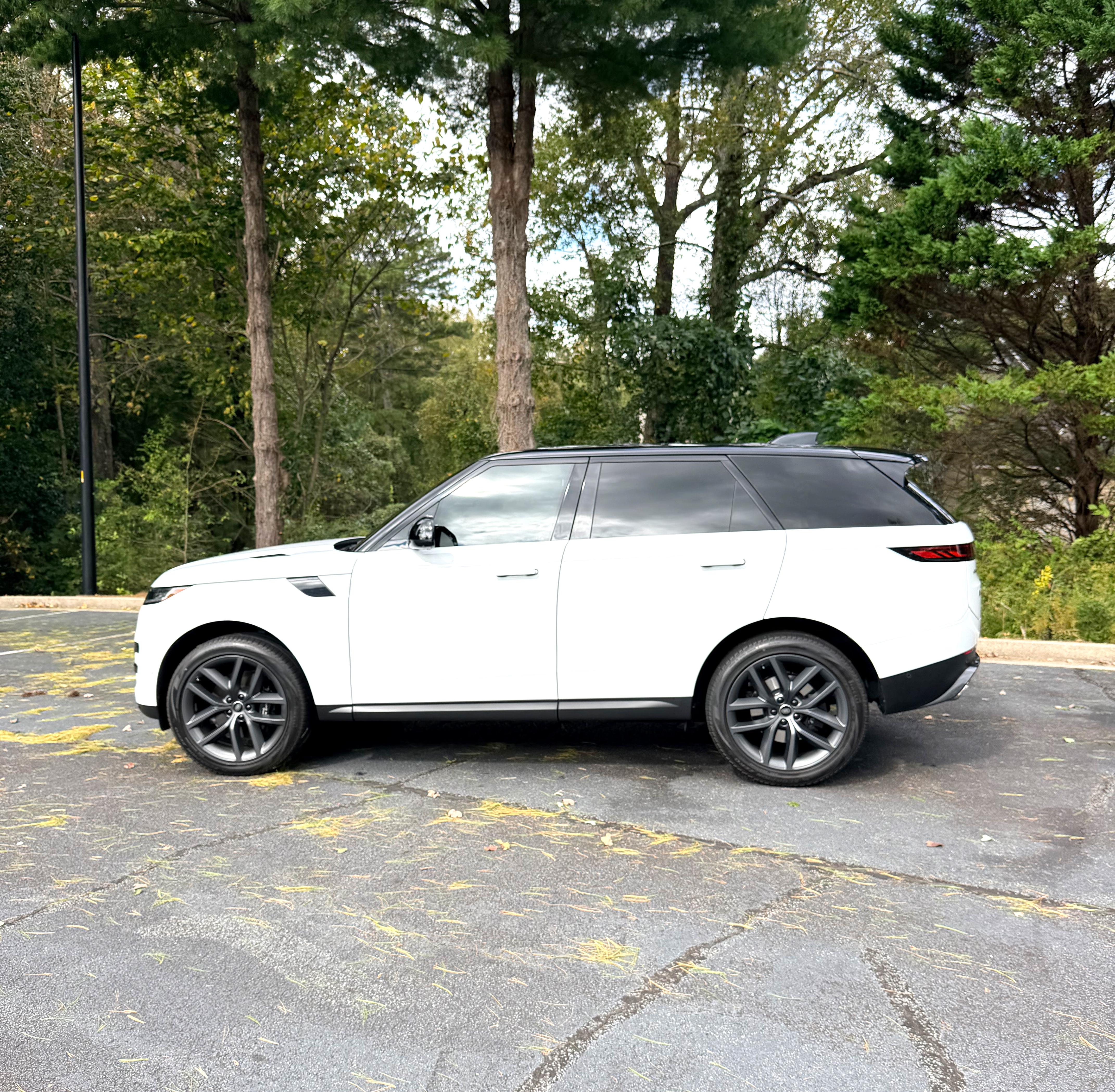 Used 2023 Land Rover Range Rover Sport SE AWD/4WD image 1