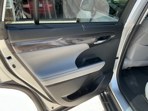 Used 2020 Toyota Highlander Platinum FWD image 11