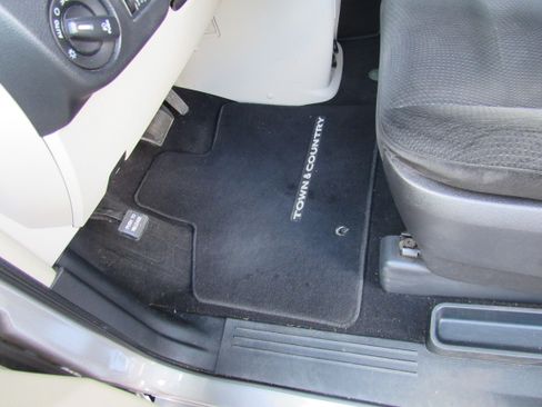 Used 2016 Chrysler Town & Country Touring FWD image 26