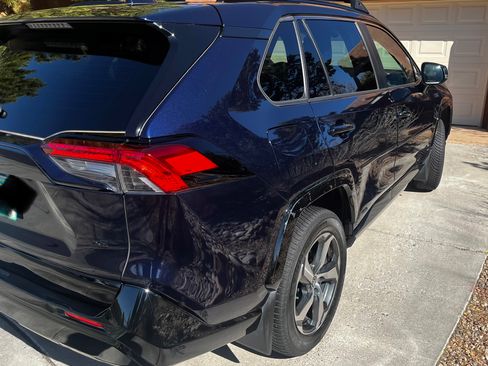 Used 2021 Toyota RAV4 SE w/ Weather & Moonroof Package image 8