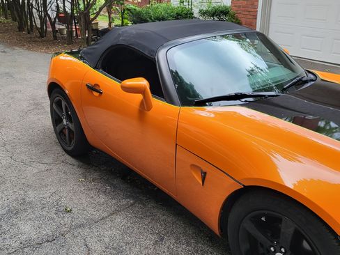 Used 2008 Pontiac Solstice Convertible 2D w/ Premium Package image 9