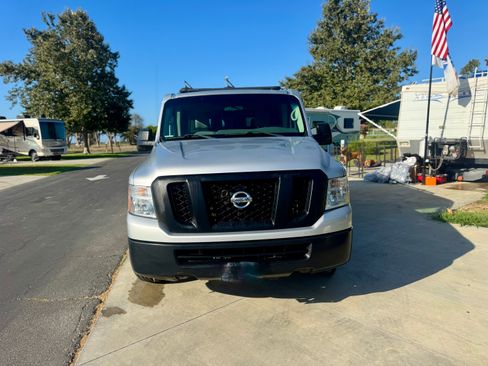 Used 2018 Nissan NV 3500 S image 2