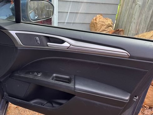 Used 2018 Ford Fusion SE w/ Fusion SE Technology Package FWD image 20