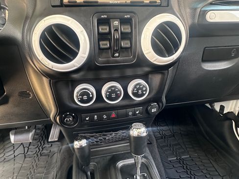 Used 2017 Jeep Wrangler Unlimited Sahara w/ Max Tow Package AWD/4WD image 13
