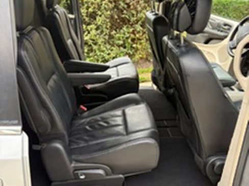 Used 2013 Chrysler Town & Country Touring FWD image 11