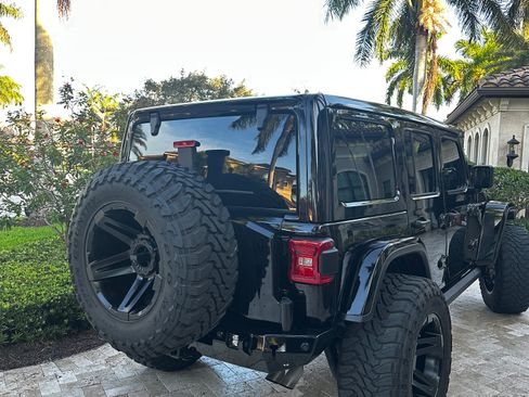 Used 2022 Jeep Wrangler Unlimited Rubicon w/ Trailer Tow Package AWD/4WD image 5
