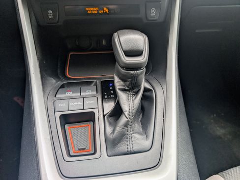 Used 2021 Toyota RAV4 XLE image 11