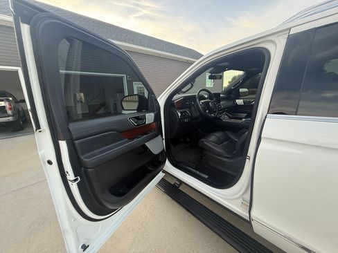 Used 2023 Lincoln Navigator Reserve AWD/4WD image 6