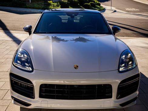 Used 2022 Porsche Cayenne Turbo image 9