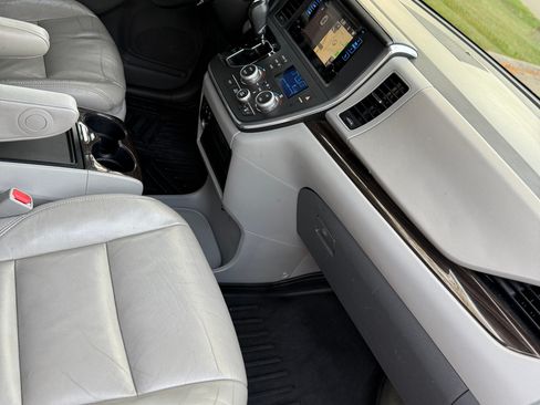 Used 2015 Toyota Sienna XLE image 11