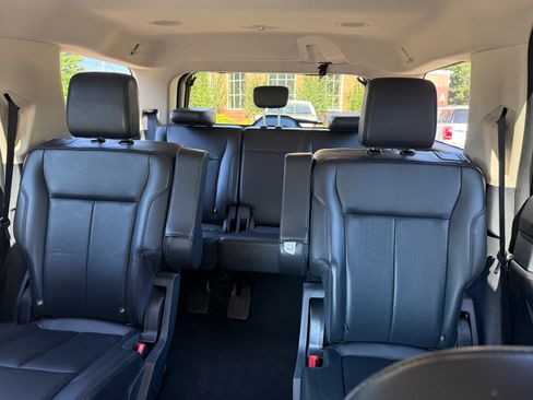 Used 2024 Ford Expedition XLT RWD image 11