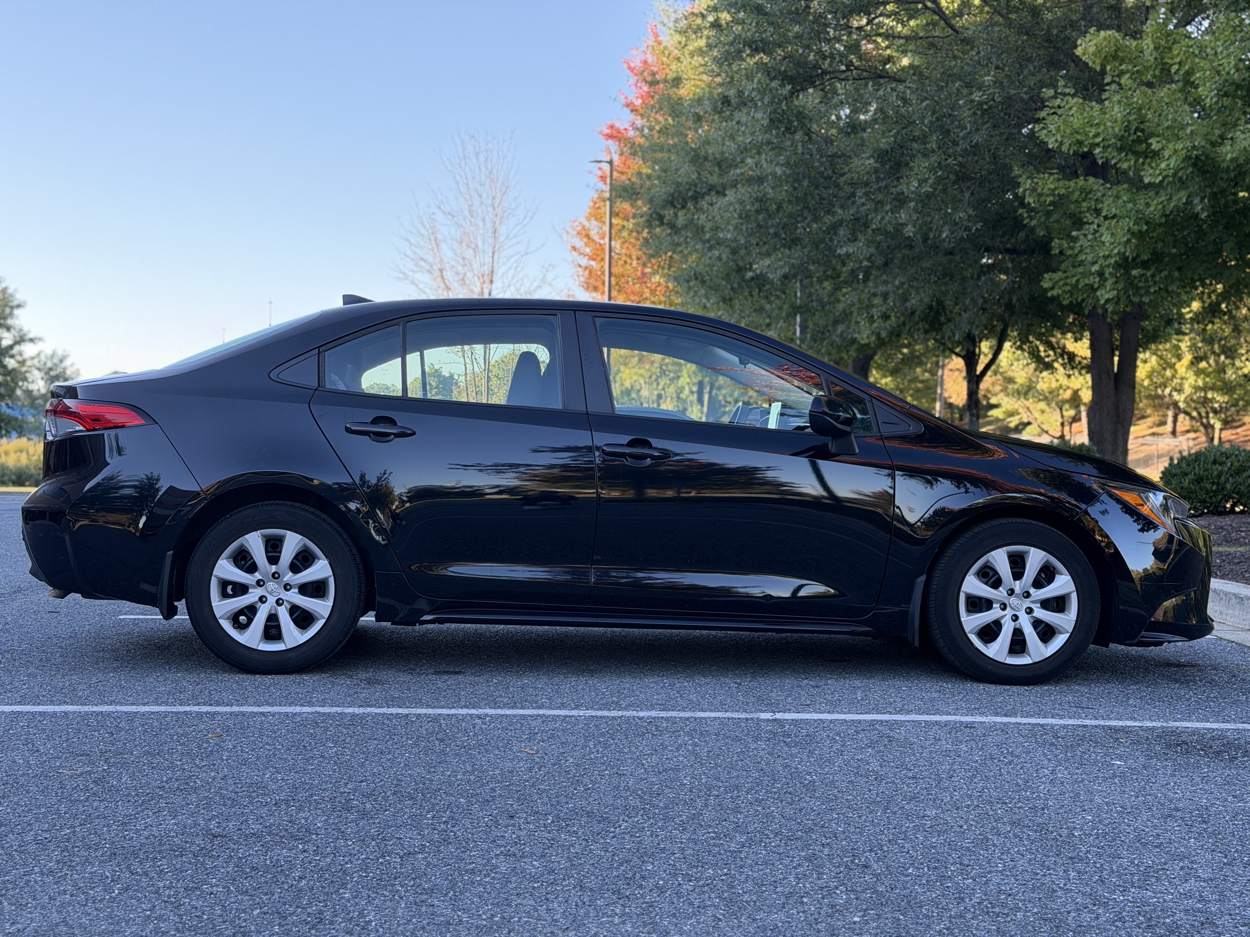 Used 2023 Toyota Corolla LE w/ Carpet Mat Package (TMS) FWD image 10