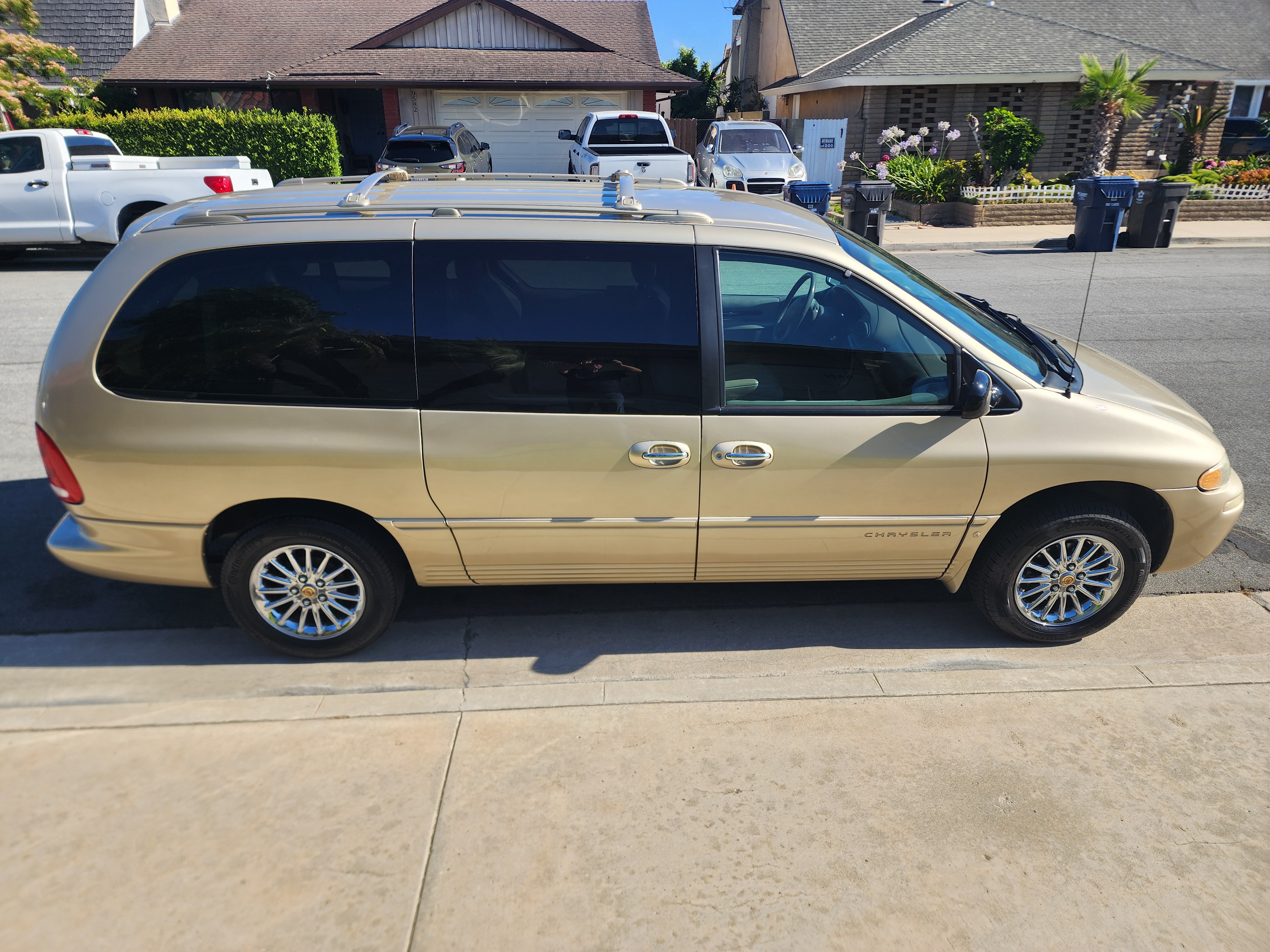 Used 2000 Chrysler Town & Country Limited FWD image 5