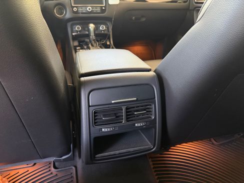 Used 2016 Volkswagen Touareg Sport image 24