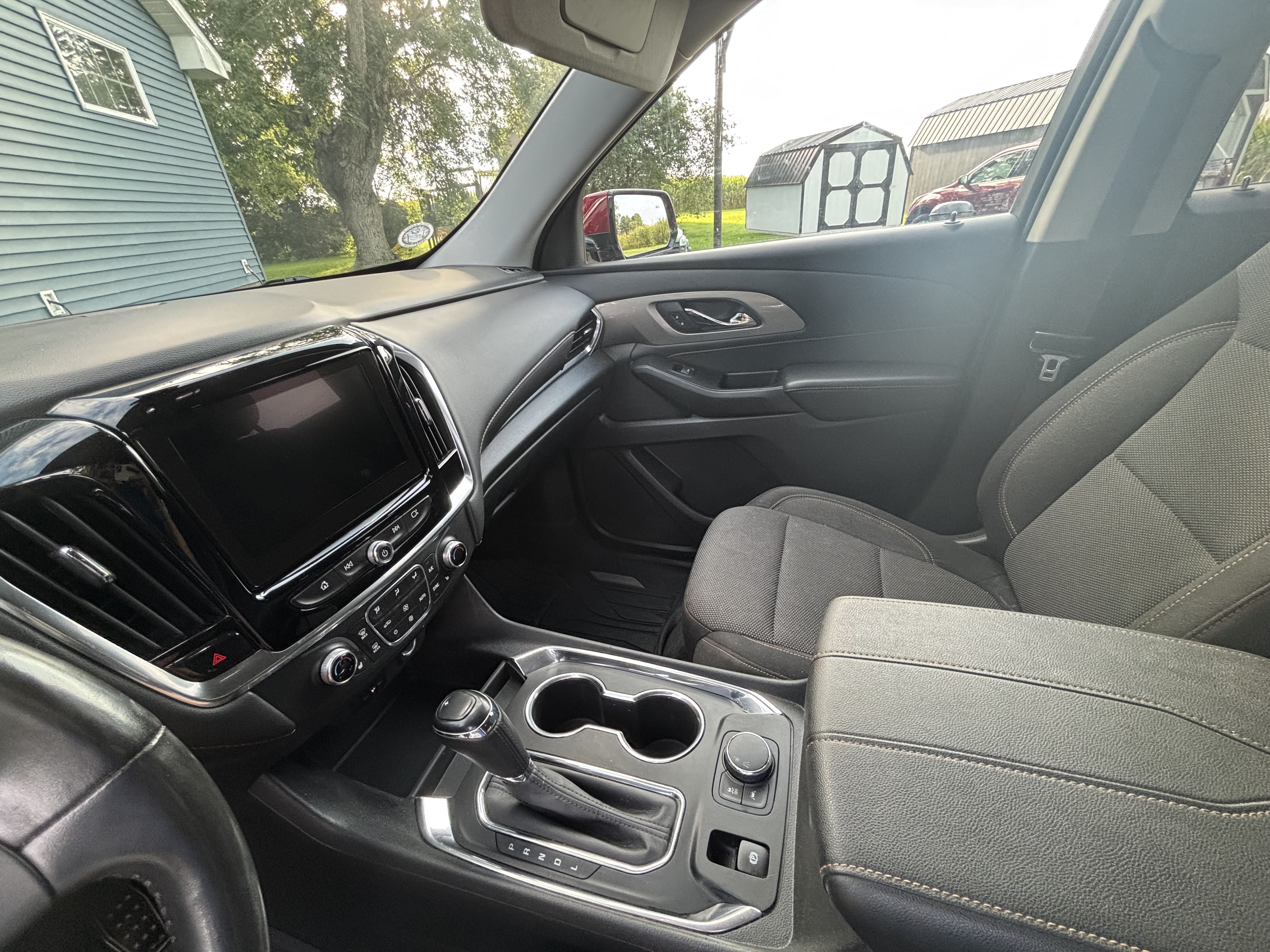 Used 2020 Chevrolet Traverse LT FWD image 2