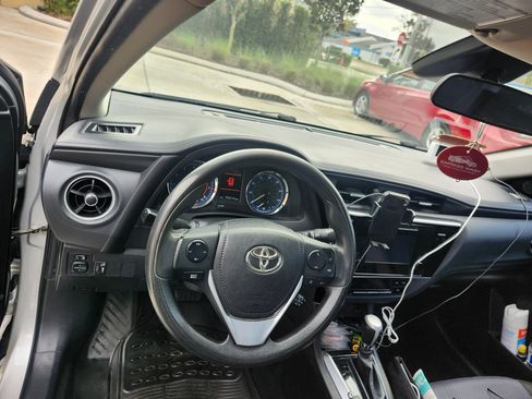 Used 2017 Toyota Corolla LE image 4