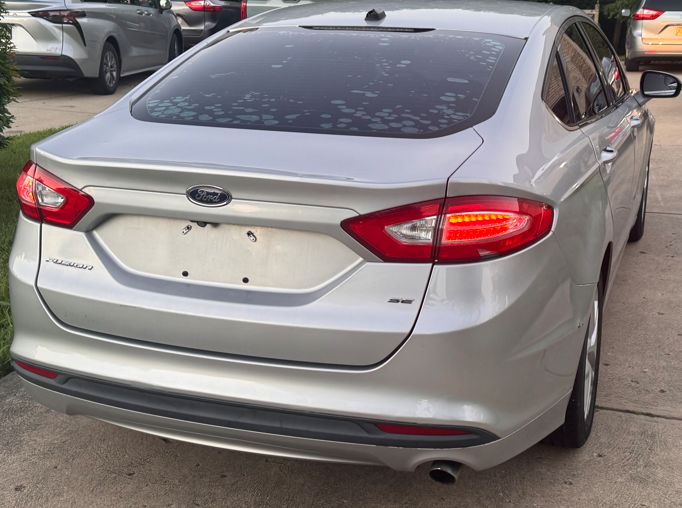 Used 2016 Ford Fusion SE FWD image 2
