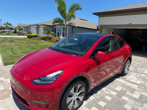 Used 2022 Tesla Model Y Long Range AWD/4WD image 2