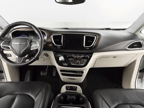 Used 2017 Chrysler Pacifica Touring-L image 1