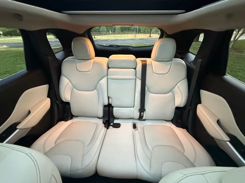 Used 2018 Jeep Cherokee Overland w/ Technology Group AWD/4WD image 12