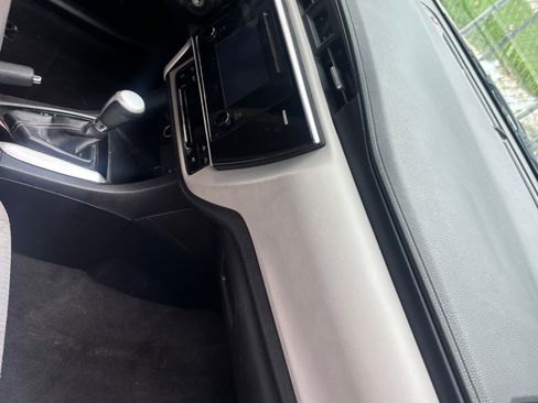 Used 2017 Toyota Corolla LE image 5