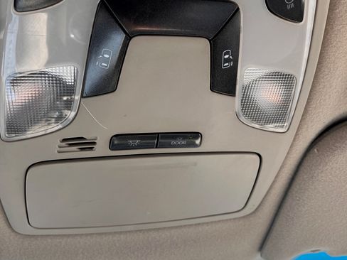 Used 2011 Toyota Sienna LE w/ Towing Pkg FWD image 17