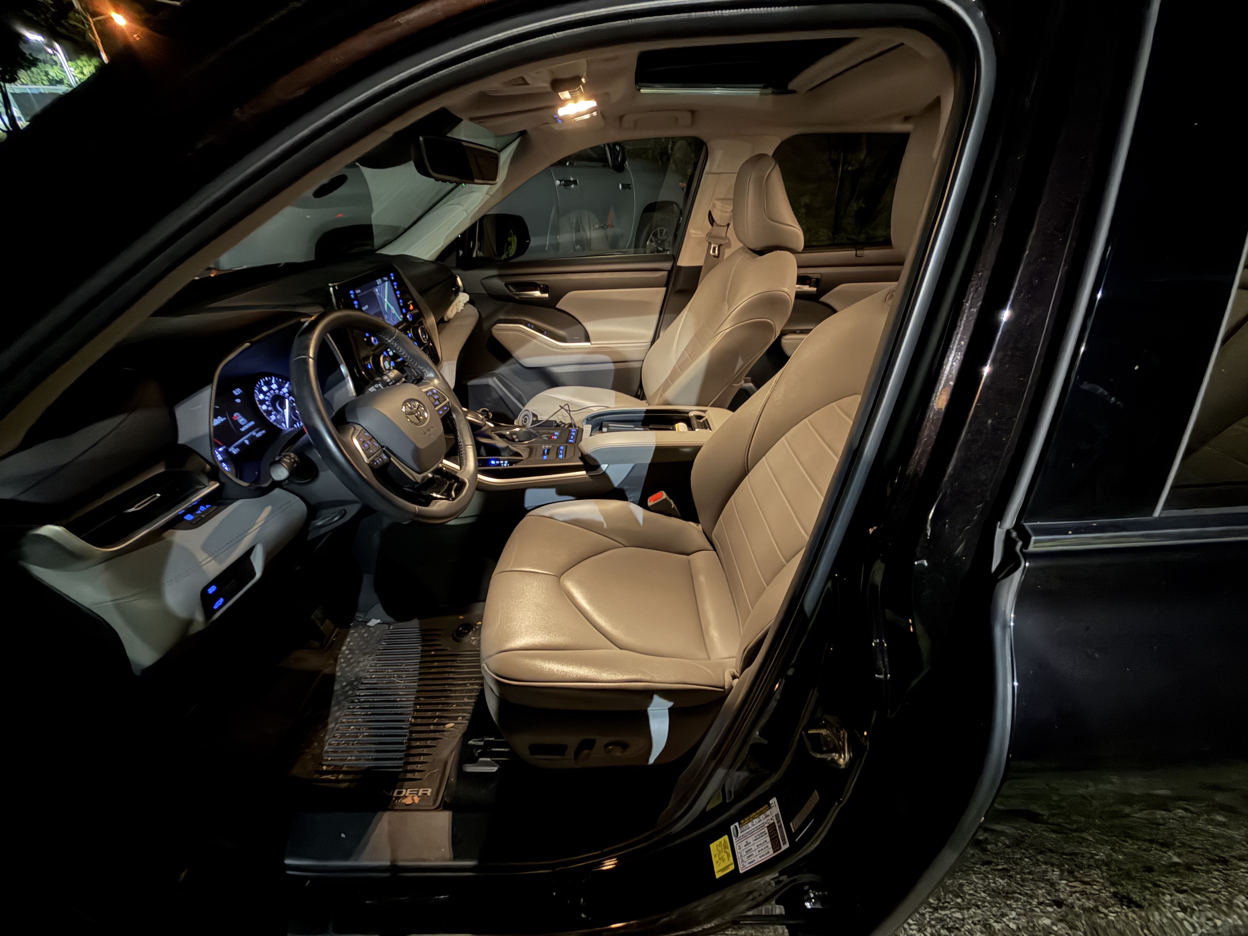 Used 2020 Toyota Highlander XLE AWD/4WD image 12