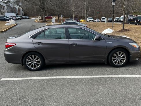 Used 2015 Toyota Camry XLE w/ Moonroof Package image 2