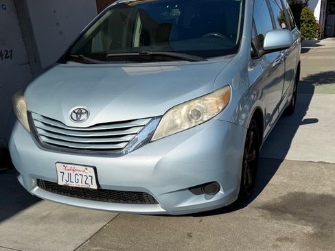 Used 2015 Toyota Sienna LE image 8
