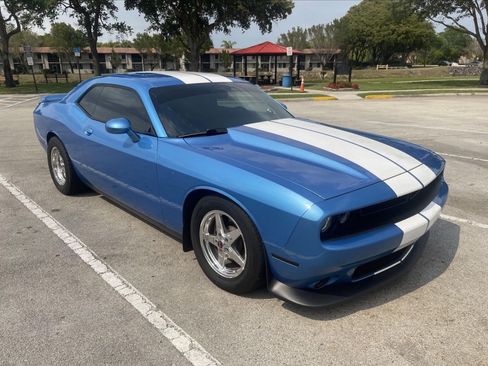 Used 2016 Dodge Challenger SXT image 4