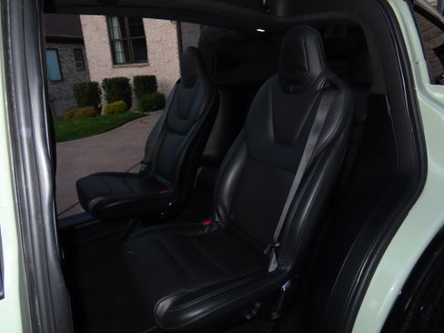 Used 2022 Tesla Model X image 9