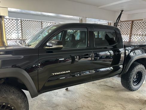 Used 2018 Toyota Tacoma TRD Off-Road AWD/4WD image 4