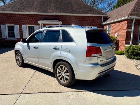 Used 2011 Kia Sorento SX image 4