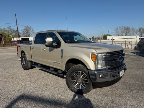 Used 2017 Ford F250 Lariat w/ Lariat Value Package image 1