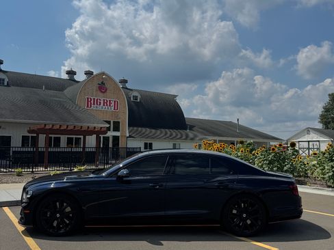 Used 2024 Bentley Flying Spur V8 image 6