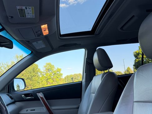 Used 2013 Toyota Highlander Limited AWD/4WD image 17