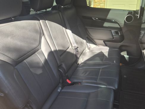 Used 2018 Land Rover Discovery SE image 21