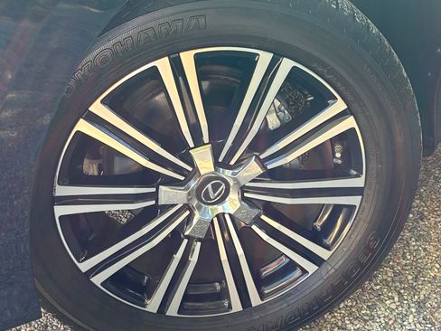 Used 2020 Lexus LX 570 4WD w/ Luxury Package image 11