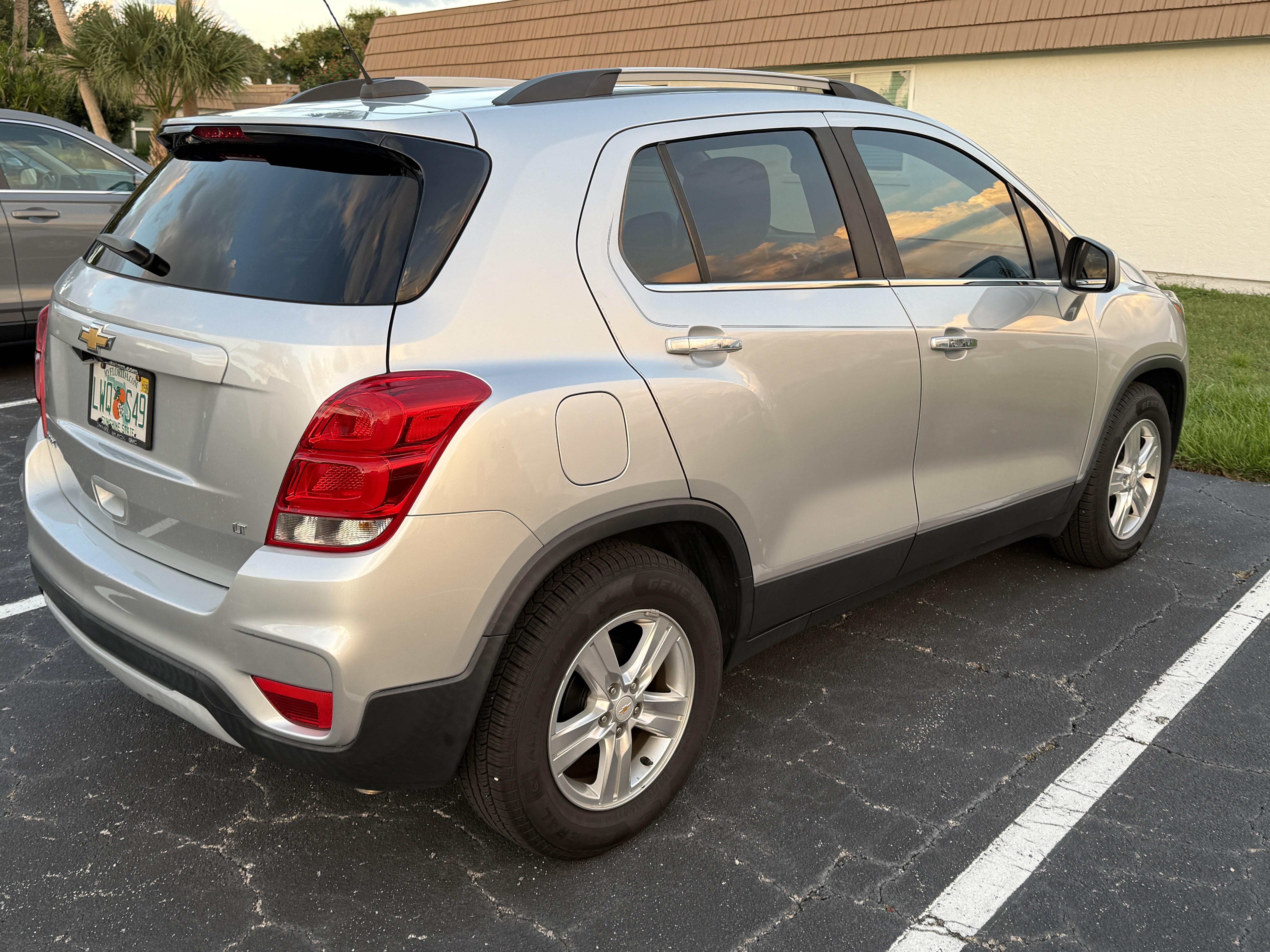 Used 2019 Chevrolet Trax LT w/ LT Convenience Package FWD image 9
