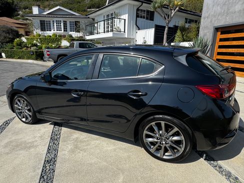 Used 2018 MAZDA MAZDA3 Touring FWD image 2