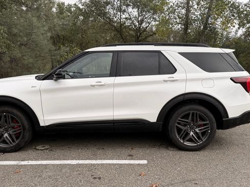 Used 2025 Ford Explorer ST-Line w/ ST-Line Street Pack image 13