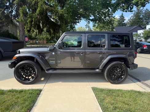Used 2022 Jeep Wrangler Unlimited Sahara w/ Cold Weather Group AWD/4WD image 5